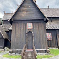 Der Anstrich ist eine Mischung aus Teer und gemahlener Kohle. Die Kirche riecht stark danach.