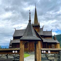 Die Giebel der Kirche sind mit Drachen verziert, ich finde das hat einen leicht japanischen Flair