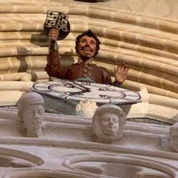 This guy is under the roof of tje cathedrale