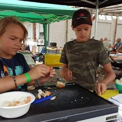 Max und Henry beim Gulasch kochen