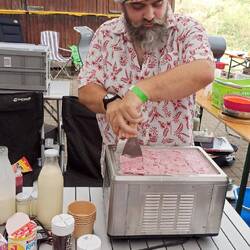 Der Schweizer beim Eis Rolls schieben