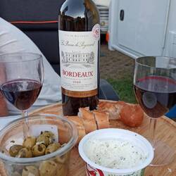 Abends Brotzeit wieder mit Frischkäse, Oliven und Rotwein 🍷