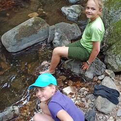 ... und endlich Füße im kalten Bach abkühlen