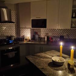 Spontanes Candlelight-Dinner in unserer Wohnung (Stromausfall 😄)