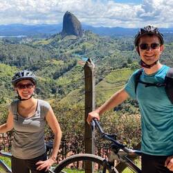 Es geht im großen Bogen um den Fels 🚴🏼‍♀️🚴🏼‍♂️