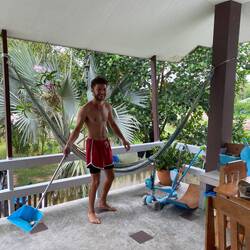 מי החבר שעומד לעוף מהמרפסת?