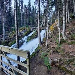 Wasserfall auf dem Weg