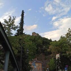 Über dem Städtchen tront die Ruine der Kastelburg