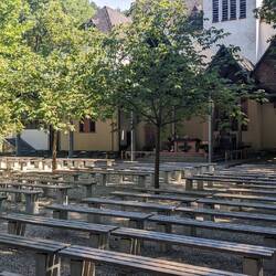Freiluftkirche, die Luft war aber trotzdem mit Weihrauch gesättigt