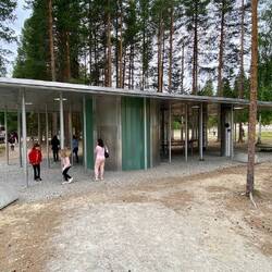 ...natürlich nicht ohne das obligatorische Toilettenhäuschen