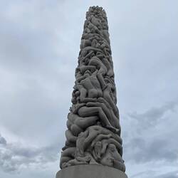 Alle Skulpturen zeigen naturalistische Menschen