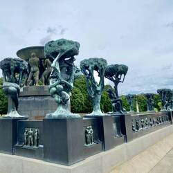 Es gibt Figuren aus Bronze und Stein