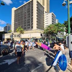 Hie loufe d Lüt mi dä Surfbeätter dür d Stadt!