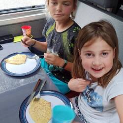 Essen im Womo, dann schnell abspülen und duschen, bevor es wieder regnete und nicht mehr aufhörte ⛈️