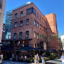 Edle Restaurants und Geschäfte in der alten Hafen City