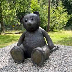 Ein XXL Teddybär aus Bronze