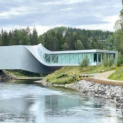 Eine gebogene Brücke...