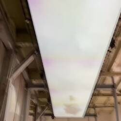 Die Maschienen Geräusche werden über versteckte Lautsprecher erzeugt