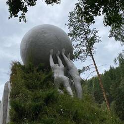 Kugelstoßen im norwegischen Wald