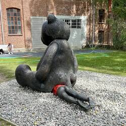 Als Name für dieses Kunstwerk würde mir "Arschkriecher" einfallen