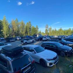 …entkommen ist nicht möglich, ganz hinten in der Bildmitte ist unser Van zu sehen