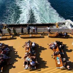 Wir hatten die gesamte Überfahrt traumhaftes Wetter und haben 3 Stunden auf dem Sonnendeck verbracht