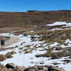 Schnee neben der Straße
