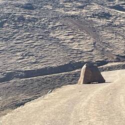 Felsblock auf der Straße