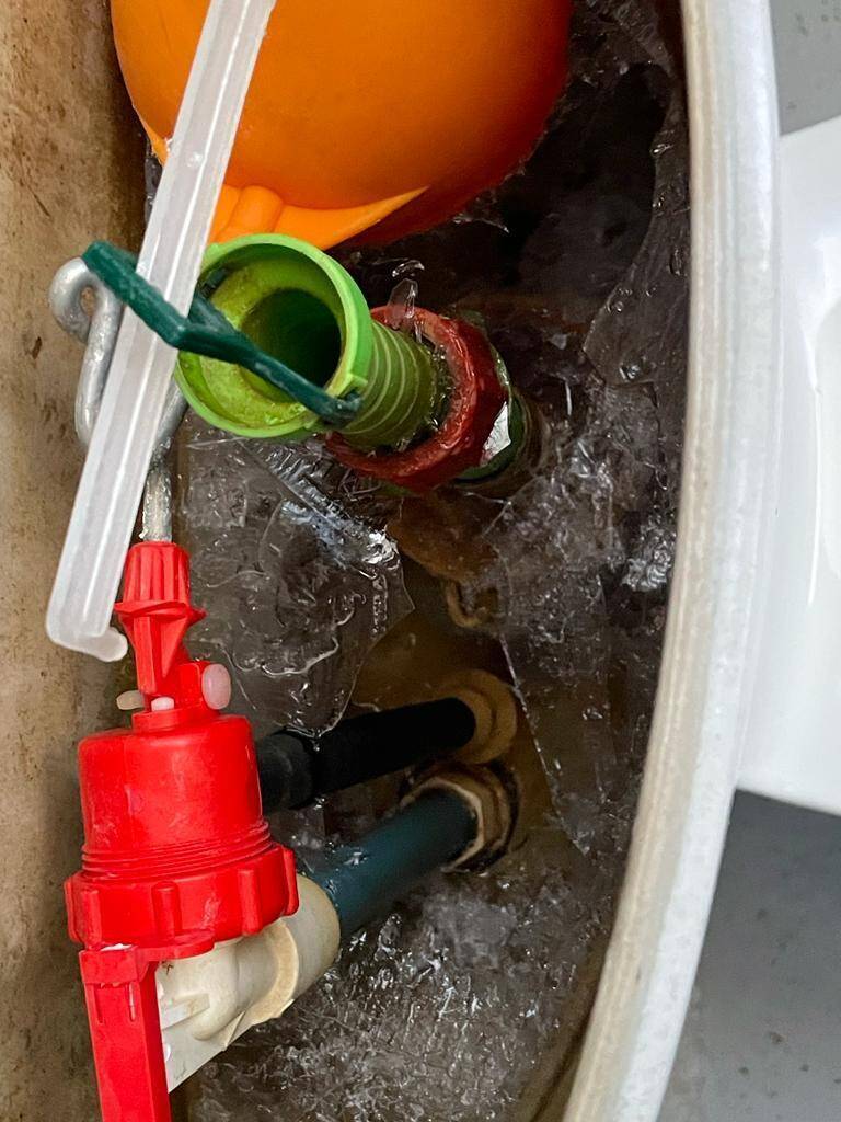 Spülkasten vom Klo gefroren