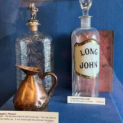 Antica bottiglia di Whiskey al museo