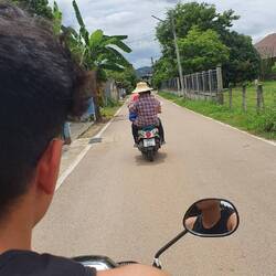 Mit den Eltern unterwegs zum Markt