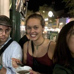 Ich probiere einen nationalen Nachtisch namens "Ronde", irgend so eine Suppe😂🤷🏼‍♀️