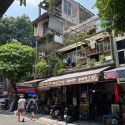 Hanoi Old Quarter - Zum Frühstück um 12 Uhr Bành mì😍