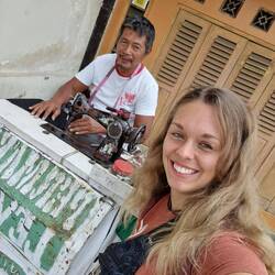 Ein Local beim nähen auf der Straße🙈