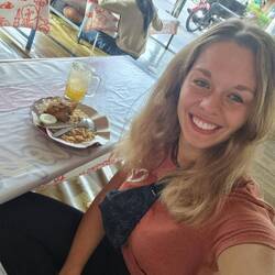 Auf dem Boden essen und ohne Messer ist hier normal😅