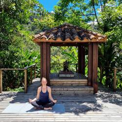 Entspannung auf der Yoga-Plattform 🧘🏼‍♀️