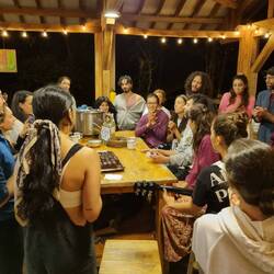 Geburtstagsfeier bei den Yogis und Anstoßen mit Kokosmilch 🥥🥛