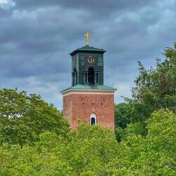 Das ist der Kirchturm-> Die Kirchenglocken hängen aber ca. 100 Meter entfernt->