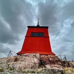 HIER- der Turm wurde bei den Bränden nicht zerstört, da er auf einem Hügel über der Stadt steht.