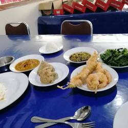 Lunch unterwegs, während der Taxifahrer wartet.