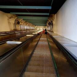 Tief runter gehts zur U-Bahnstation, die auch als Bunker im Notfall genutzt werden kann