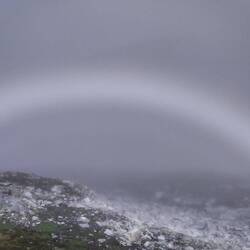 Morgens ein Regenbogen, man sah nur ganz leicht die Farben