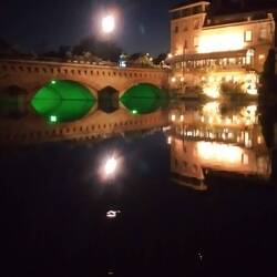 Beleuchtete Gebäude