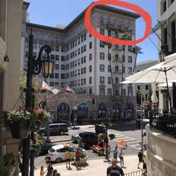 Pretty Woman - Balkon des Wilshire Hotel auf dem er ihr seine Höhenschisserei gesteht 😉.