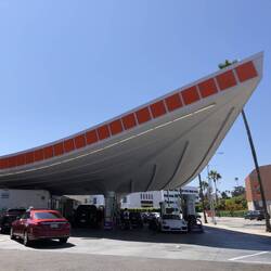 Spacige Tankstelle im Beverly Hills-Style
