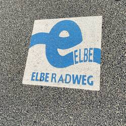 Oh. Hier beginnt der Elbe Radweg. Auf nach Dresden 🤗