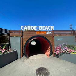 Unter den Schienen durch zum Strand