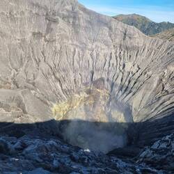 Da brodelt es🌋und man sieht den Schwefel:)