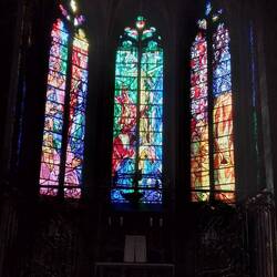 Auch schöne Fenster der Sakramentskapelle, nicht von Chagall