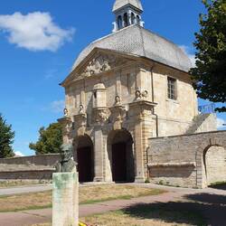 Durch dieses schöne Tor läuft man in die Stadt.
